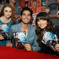 appearances2011-autograph_signing_at_comiccon1014.jpg